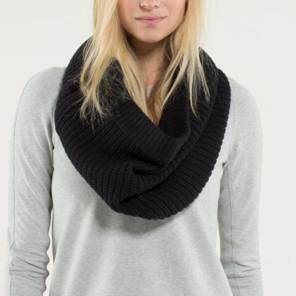 (SOLD) LULULEMON Falling Freely Neck Warmer Scarf - Picture 2 of 8